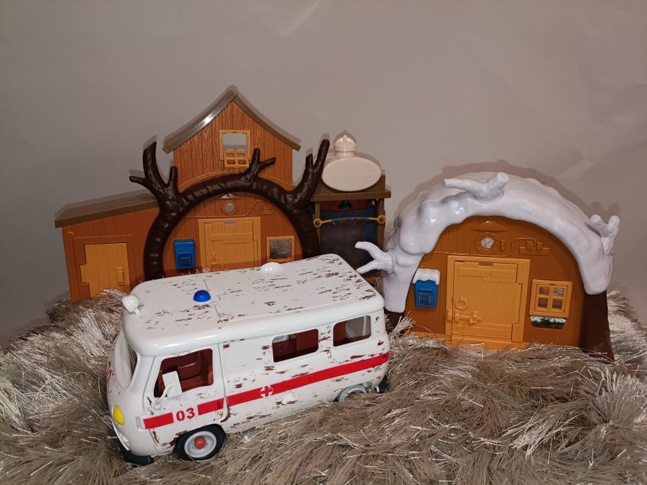 Duas Casas, figuras e Ambulância da Série da Masha
