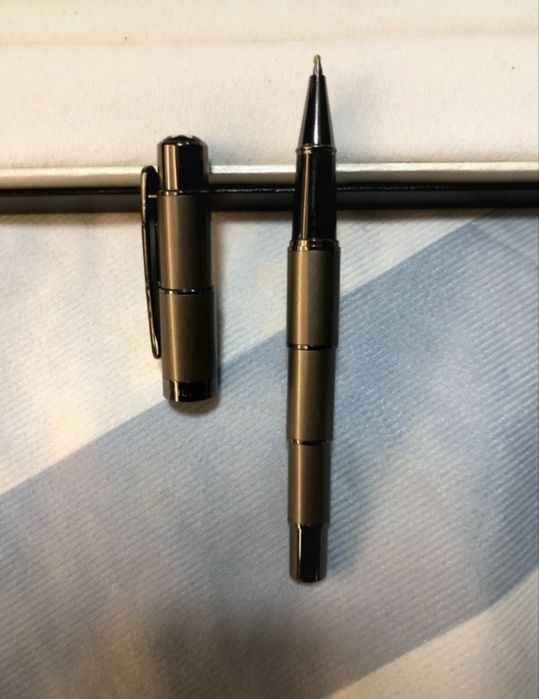 Esferográfica / caneta Montblanc nova