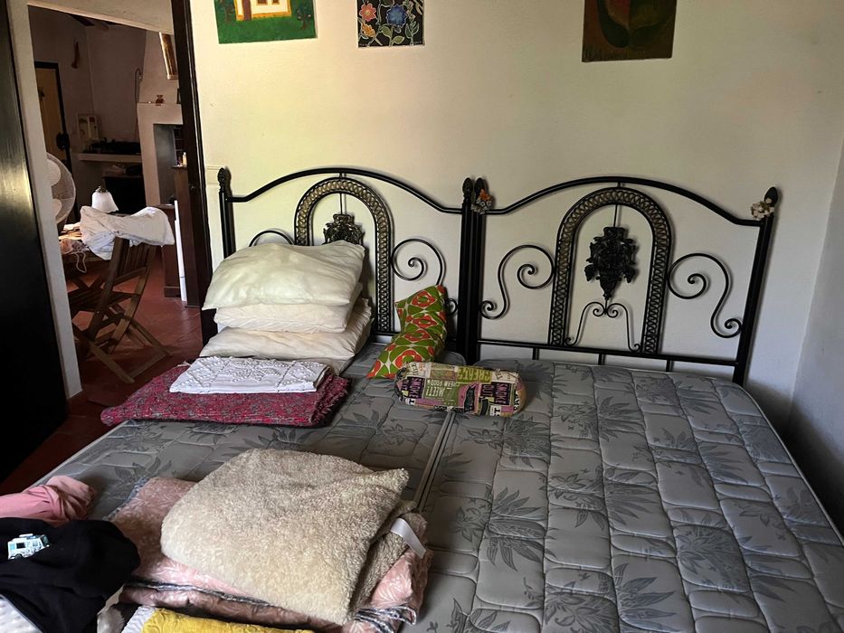 2 cama ferro individuais pretas com estrado metálico e colchão molas.