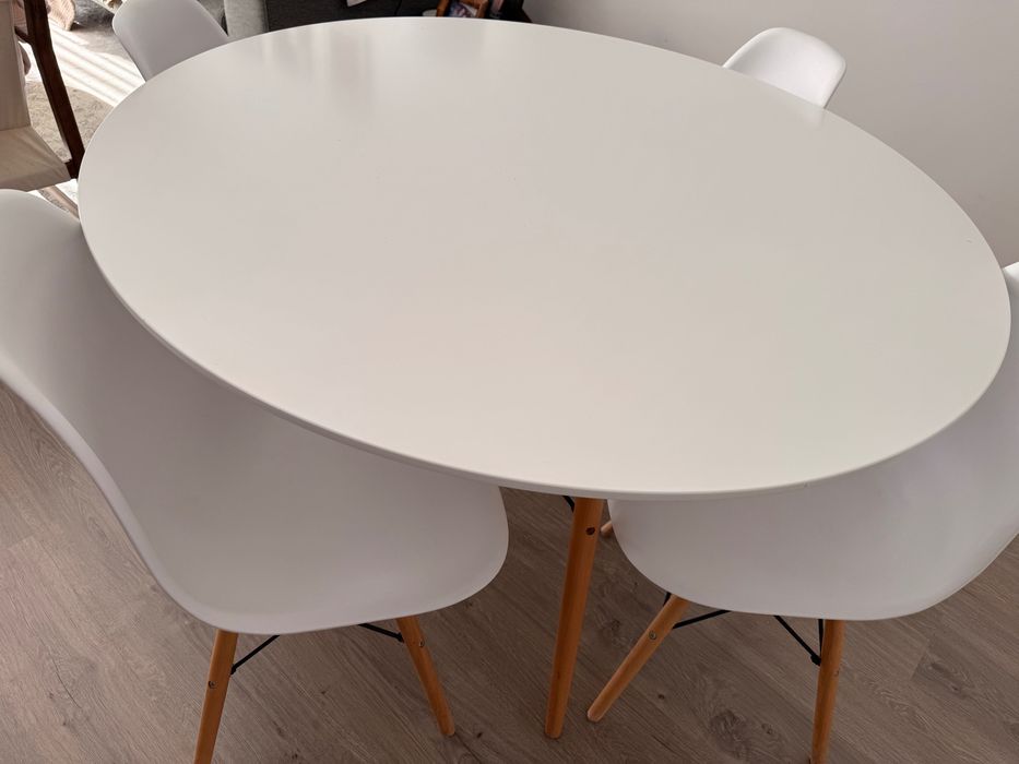 Mesa e 4 cadeiras de refeições