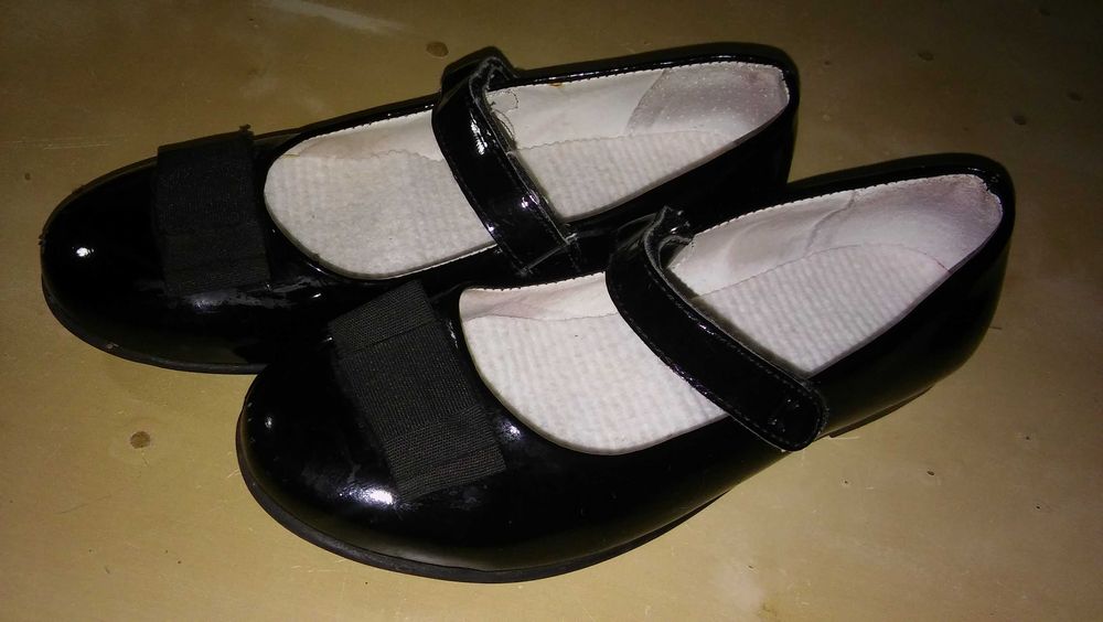 Pantofle kryte czarne lakierki dziewczęce pasek na rzepy rozm 35