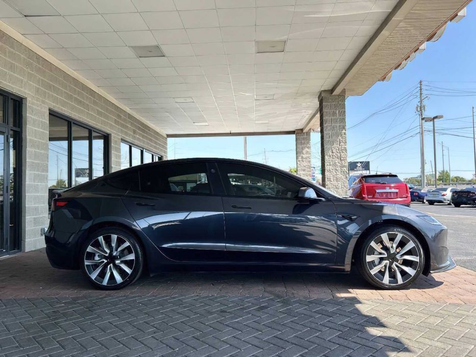 Tesla Model 3      2025
