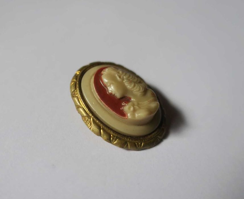Stara celuloidowa broszka kamea styl wiktoriański