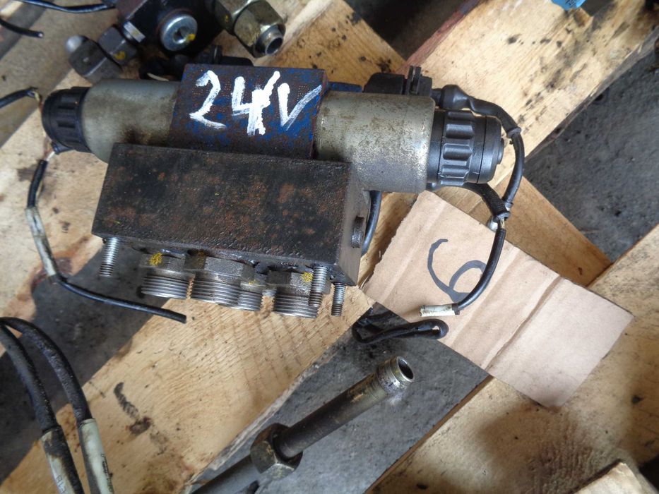 Rozdzielacz hydrauliczny elektryczny 24V Rexroth