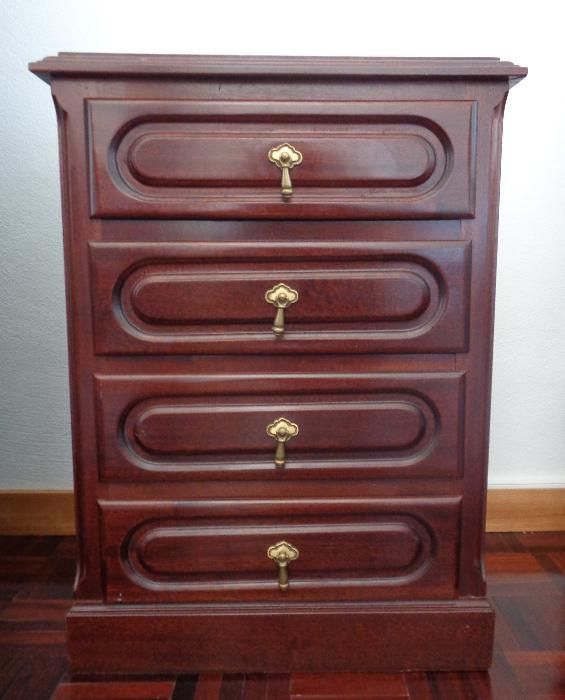 Cama e mesas de cabeceira em mogno