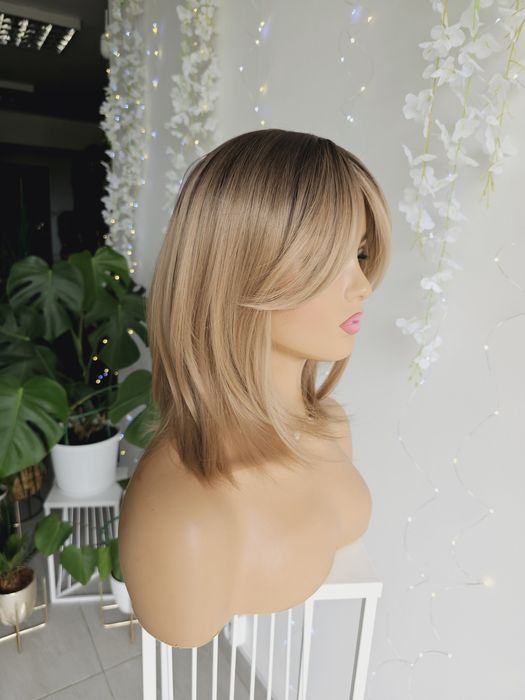 Beżowy blond z odrostem peruka Mia naturalny wygald imitacja skalpu