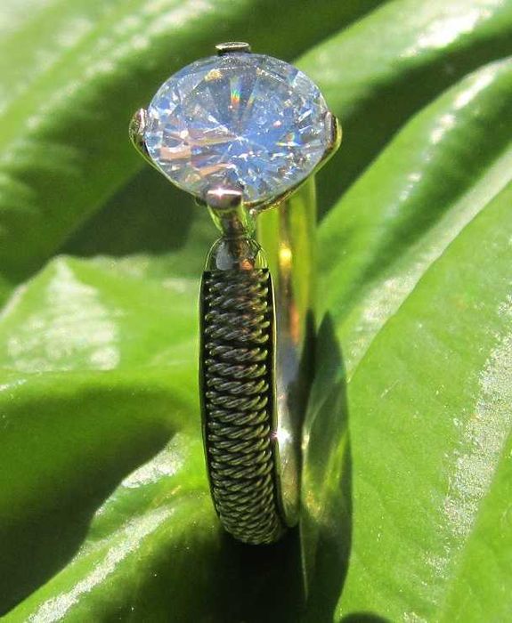 Золотое кольцо с камнем