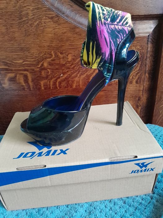 Босоніжки на шпильці