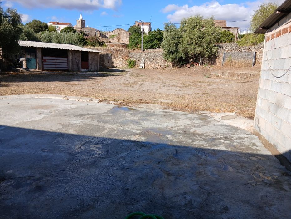 Terreno com pavilhão com 200 metros quadrados e mais anexos