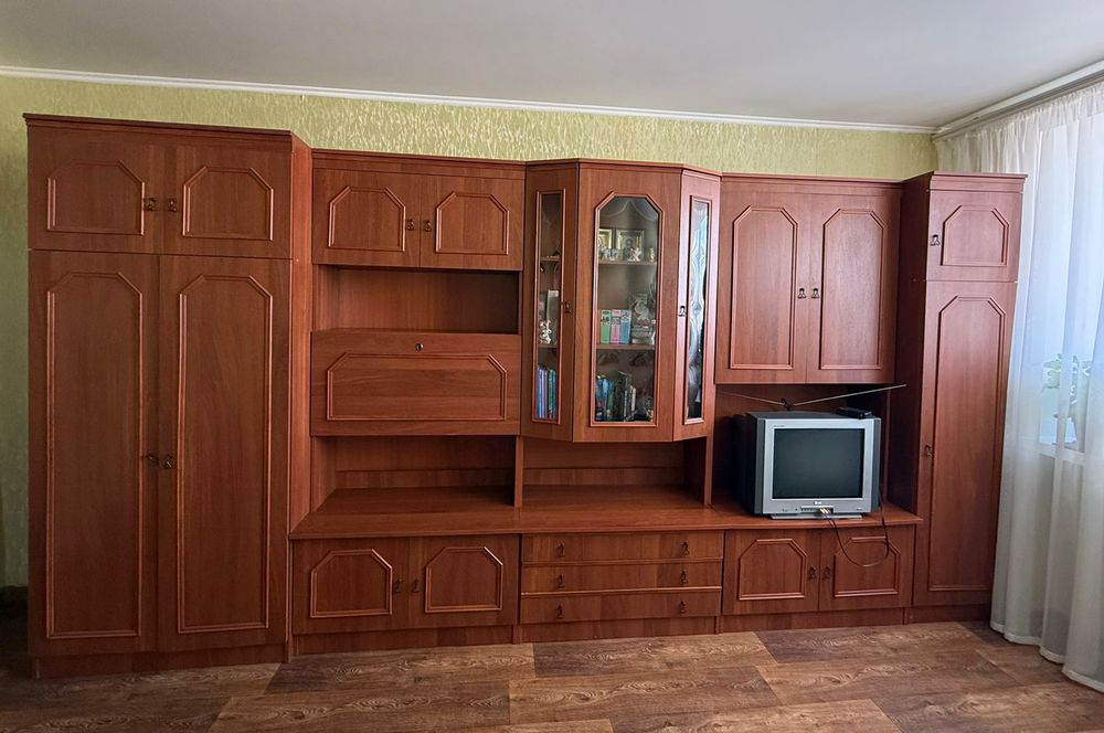 Меблева стінка у вітальню