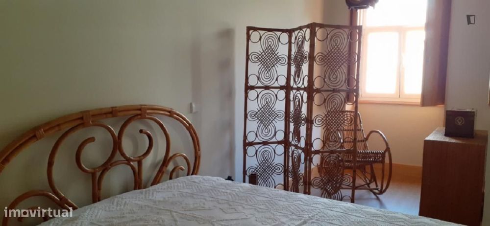 Quarto - localizado em Mafamude Porto
