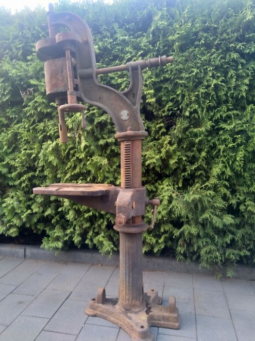 Zabytkowa wiertarka kuźnia kowalstwo