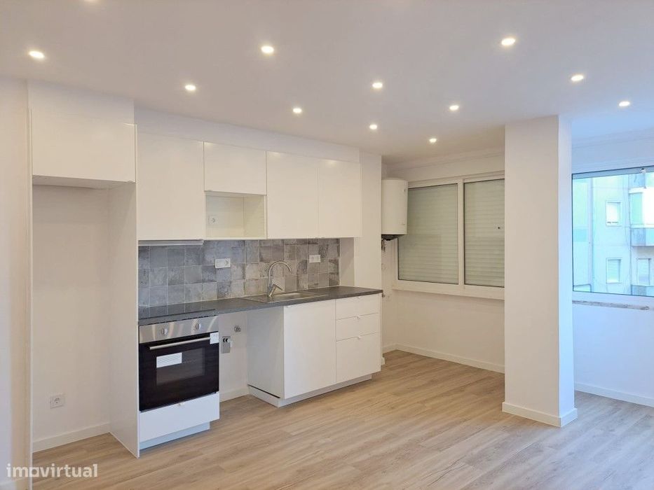 Apartamento T2 para venda em Amadora - Lisboa