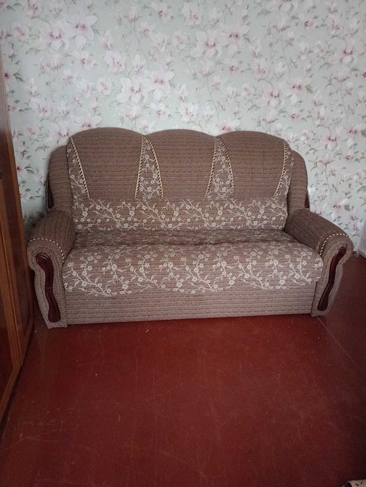 Диван розкладний та два крісла кроваті.