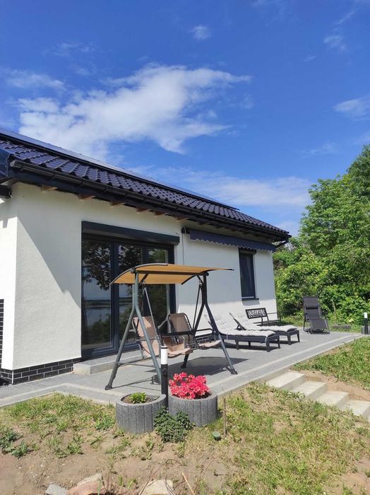 wynajem domku nad jeziorem z plażą i pomostem