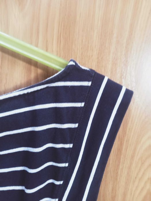 Macacão às riscas azul escuro e branco