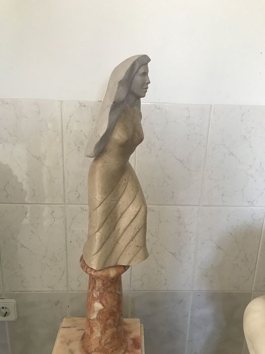 Escultura em mármore lioz base em encarnado dos negrais