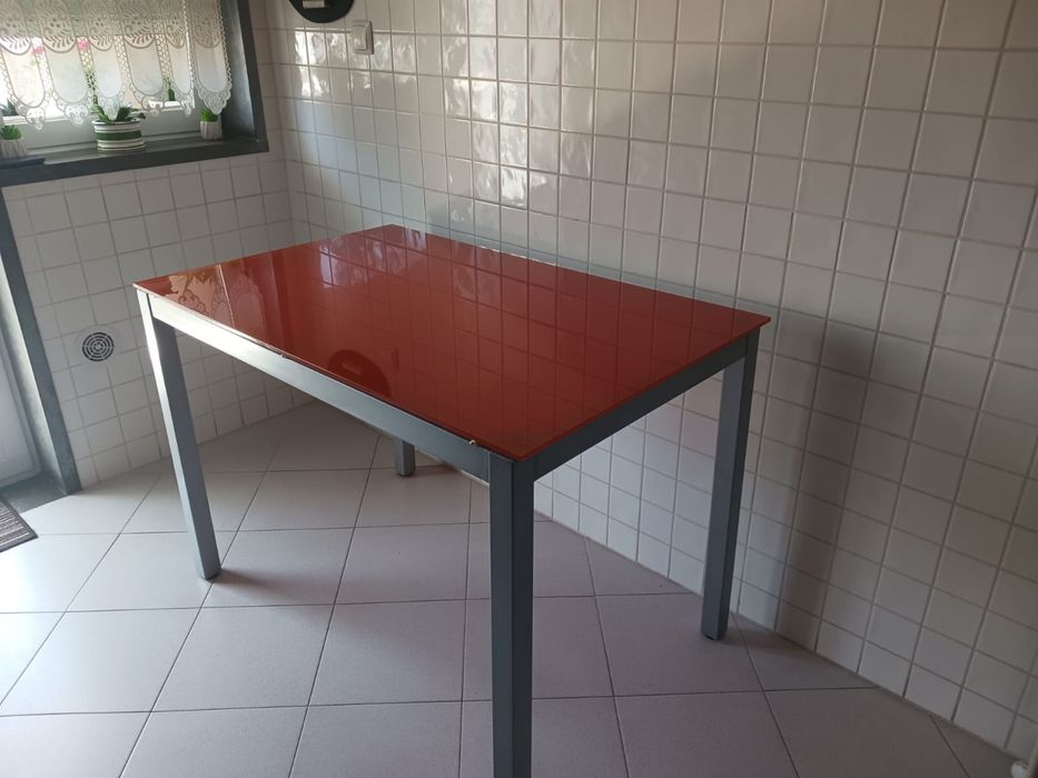 Mesa de vidro laranja