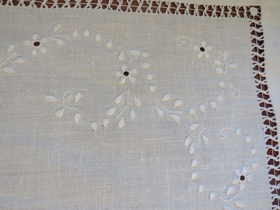 Pano de Tabuleiro em Linho Bordado à Mão – 52 x 37 cm