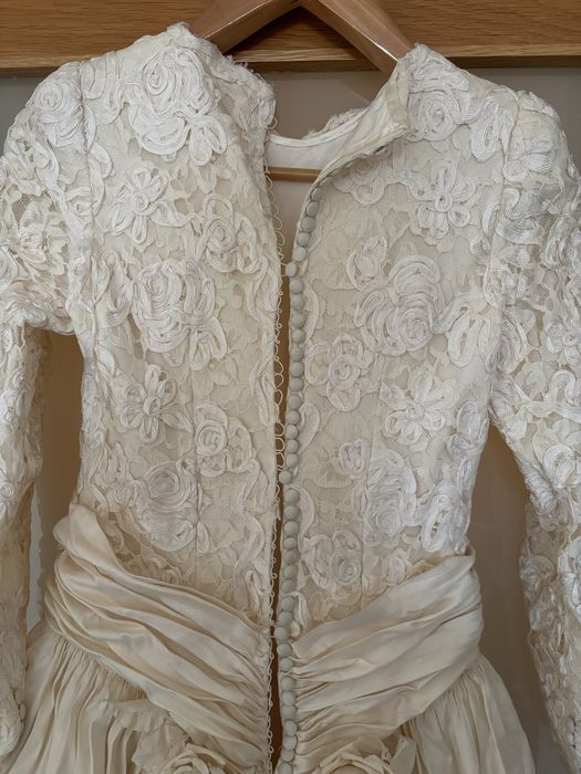 Vestido de noiva com cauda e veu curto