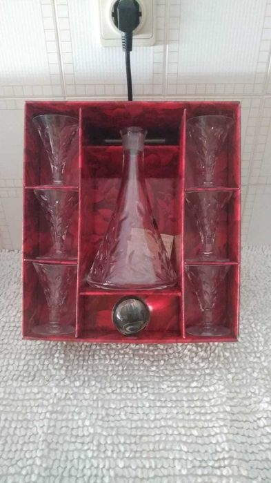 Conjunto: Garrafa e copos de licor NOVO