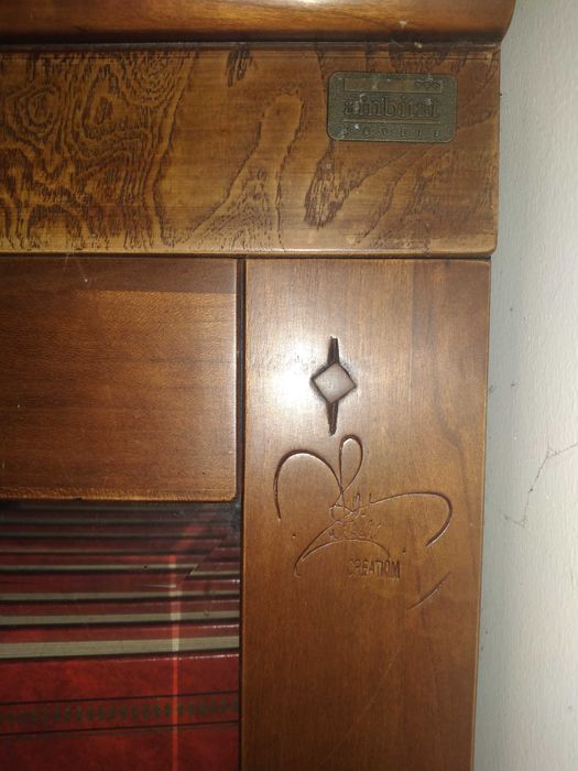 Móvel cristaleira em nogueira maciça da Ambitat