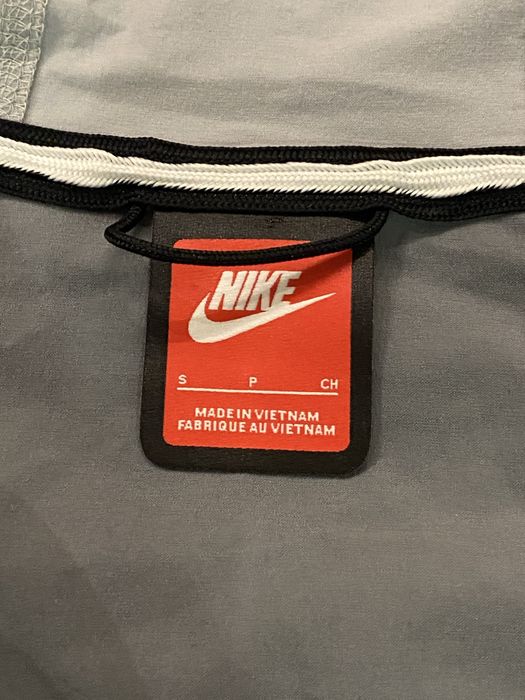 вітровка Nike tech woven сірого кольору