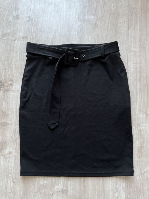 Czarna spódnica z paskiem