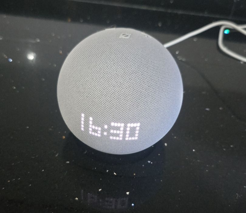 Amazon Alexa Echo Dot 5 branca com relógio