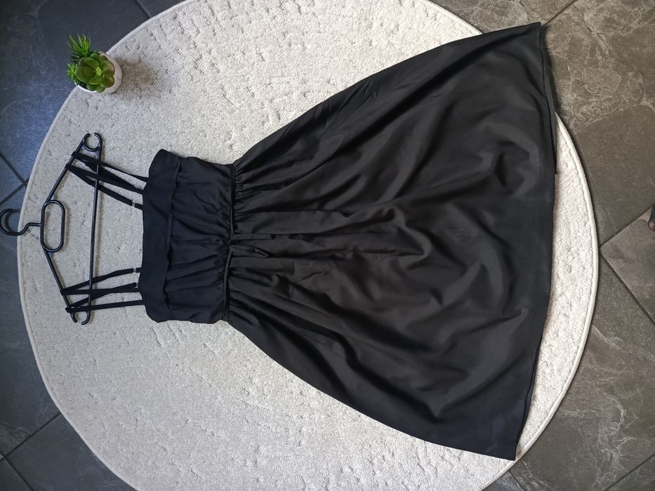 Elegancka czarna sukienka na ramiączkach XS/S elegancka bombka Princes