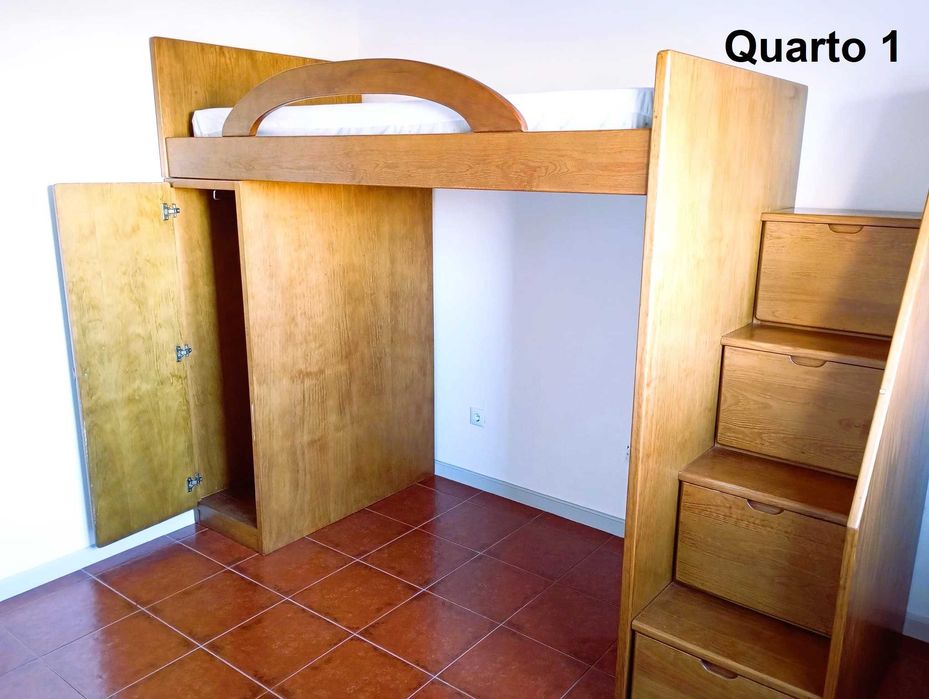 Quarto mobilado em moradia T3