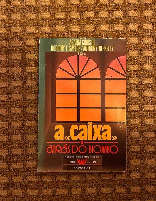 “A caixa e atras do biombo”