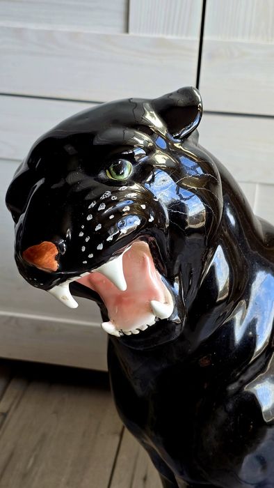 Ceramiczna stara figurka czarnej pantery