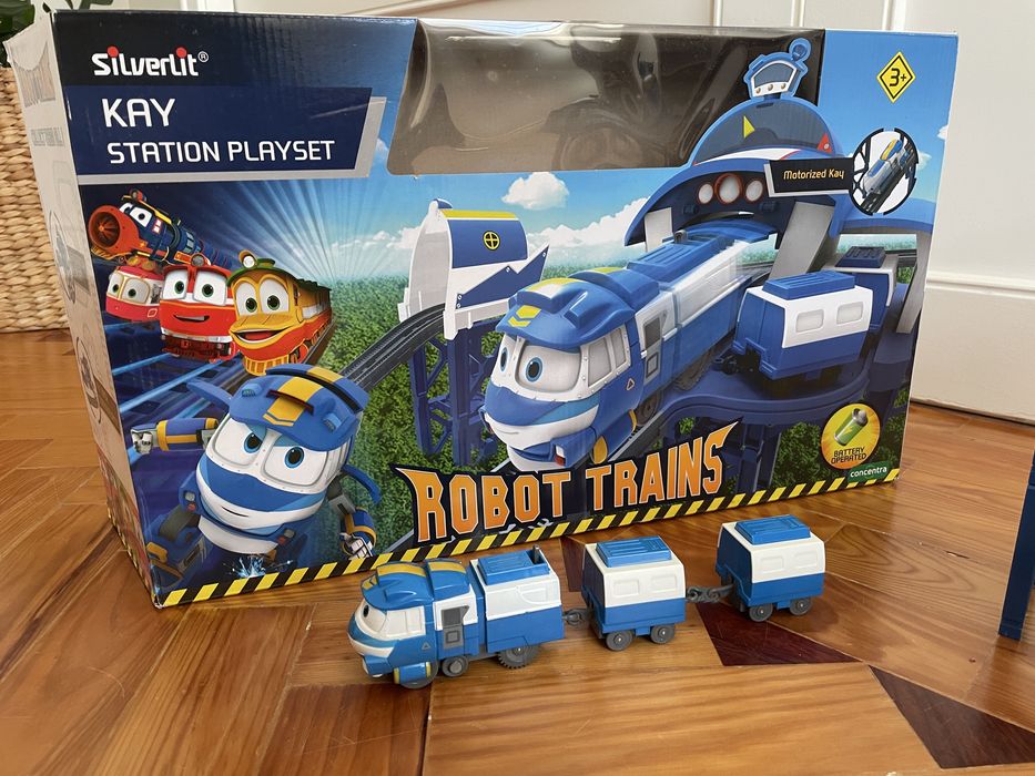 Robot trains pista e esta ao de comboios