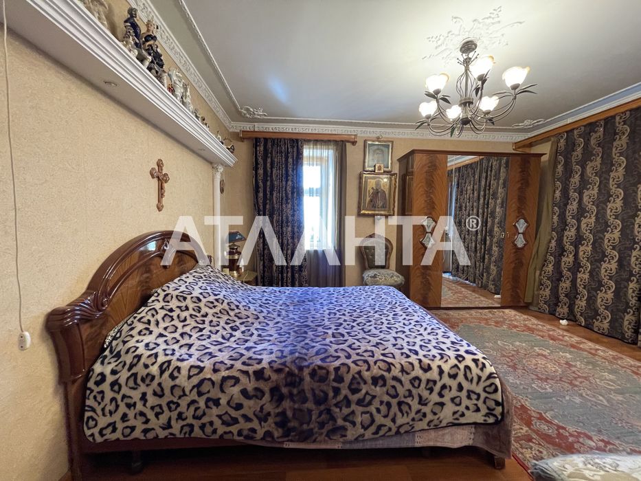 Трехкомнатная квартира с большой кухней студией