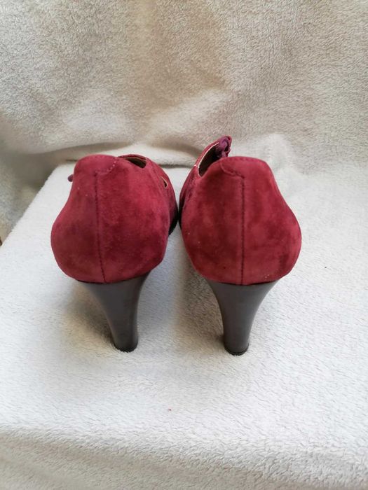 Czerwone zamszowe czółenka Lands’ End, r. 41