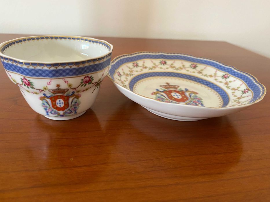 Chávena de café NG, armoriada com brasão da monarquia portuguesa