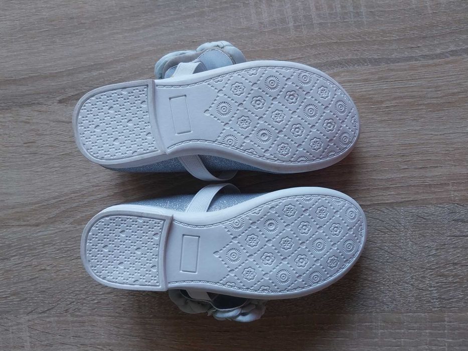 nowe buciki dla dziewczynki