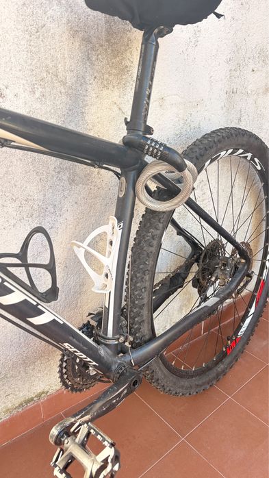 Bicicleta Scott BTT – Suspensão RockShox e travões de disco hidráulicos