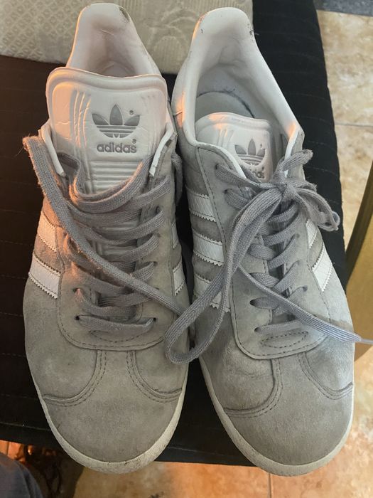 Dapatilhas dois pares de sapatilhas usados como novos