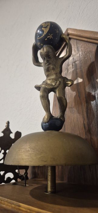 Piękny zegar ścienny z wahadlem i dzwonem