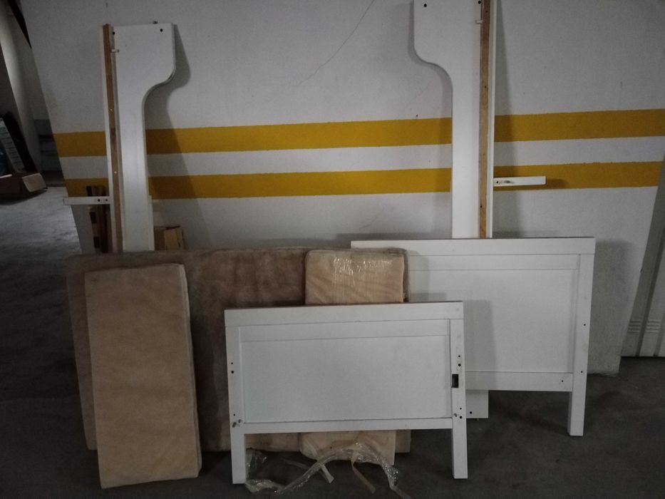 Cama de criança IKEA com estrado e colchao