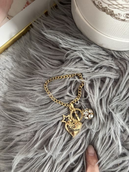 Bransoletka guess pozłacana zawieszki modna