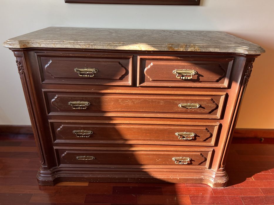 Conjunto de quarto em madeira maciça e tampas de mármore