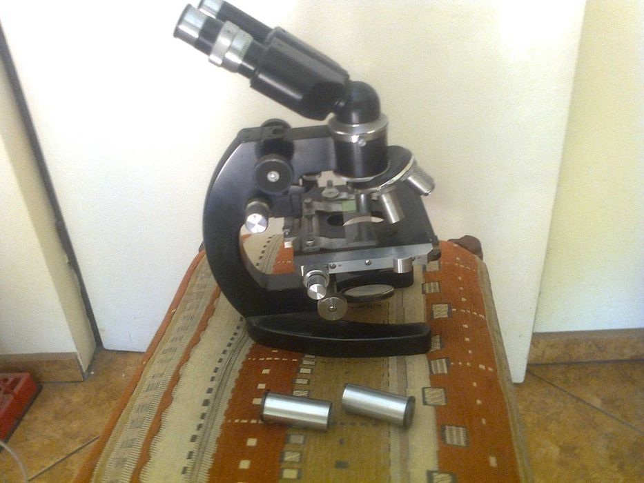 mikroskop laboratoryjny