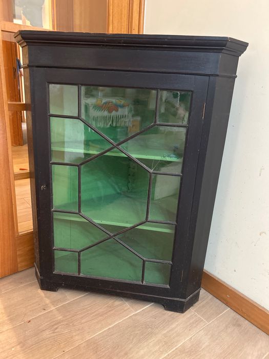 Armário em madeira de canto