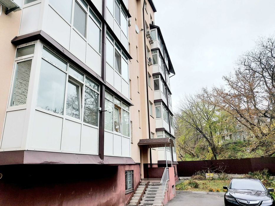 метро Дорогожичі,вул.Рилеева 25. Подільский район.