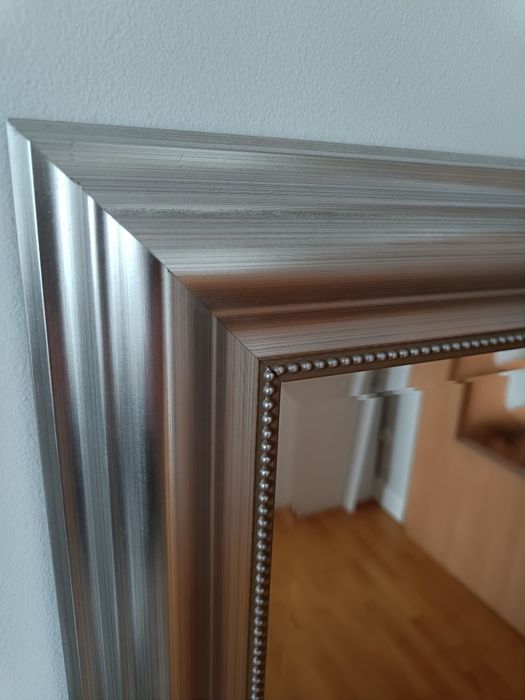 Lustro w srebrnej ramie