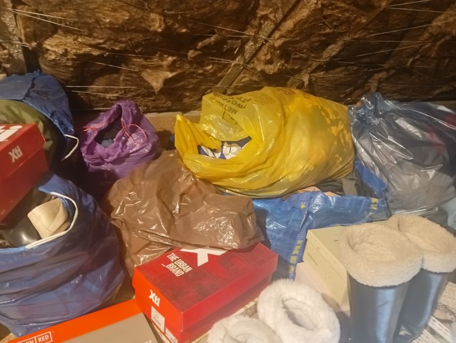 Duża ilość używanej odzieży i obuwia damskiego na handel