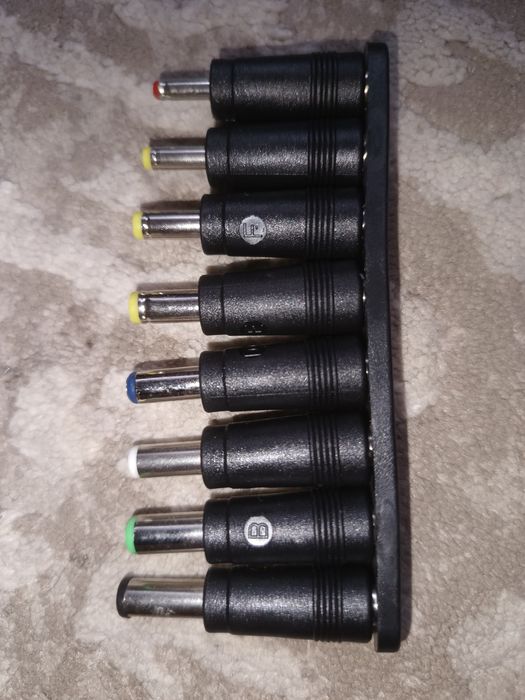 Зарядное устройство для ноутбука,переходники.